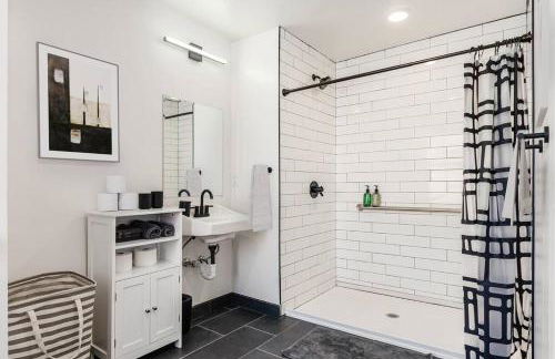 Central Loft with Pool Table! Pet-friendly Haven! - Foto 15