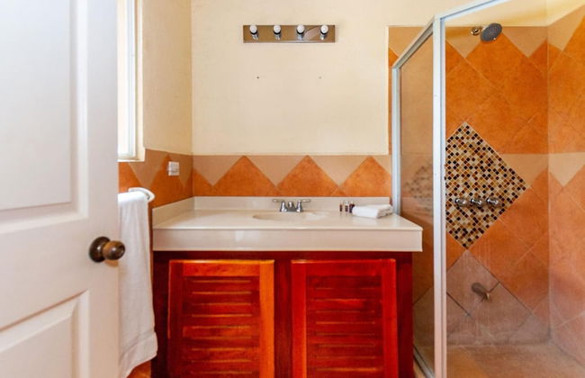 Nicely priced duplex in Surfside with private pool and AC in every room - Photo 18