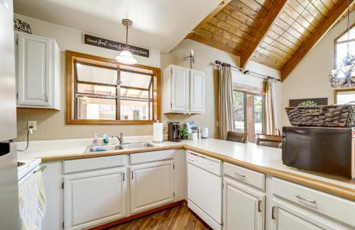 Fire Pit and Wraparound Porch Munds Park Cabin! - Foto 8