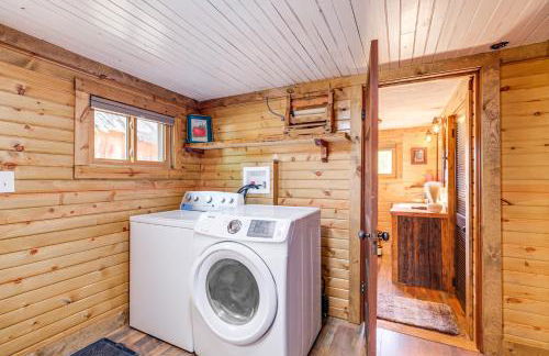 Pellston Farmhouse with Snowmobile Trail Access! - Foto 14