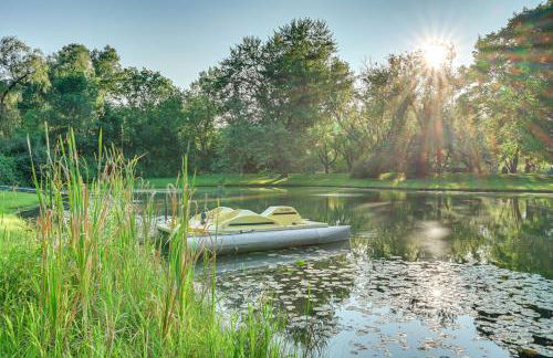 Magical Metamora Cottage with Fire Pit, Pond, Deck! - Foto 42