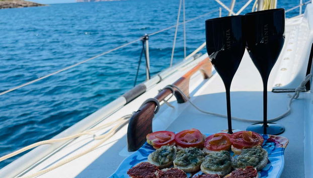 Duas taças de prosecco e um aperitivo a bordo