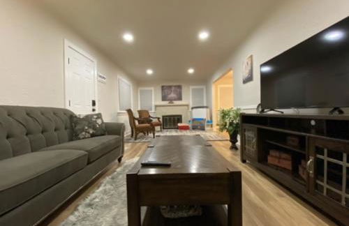 Charming Brick Home with bonus space & foosball - Foto 2