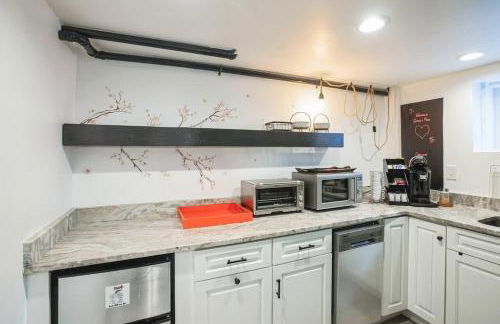 Sojourn Old Town Perfection with Fire Pit and Parking - Foto 29