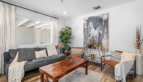 Coastal Harbor, King Bed, Pickleball Gear, Golf set, BBQ- 1 dollar rides to Beach, by Maven Vacation Rentals - Foto 4