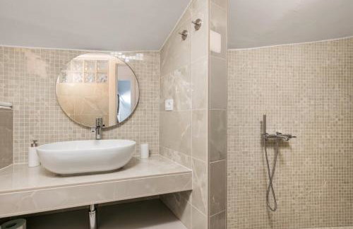 Luxury Villa Oštro with pool & Krk bridge view - Photo 39