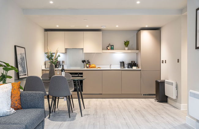 Stylish 2 Bed 2 Bath Apt in BMH City Centre - Photo 7