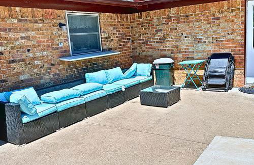 Texas Speedway Retreat: Desk + Cowboy Dipping Pool by Vacation Your Way - Foto 21