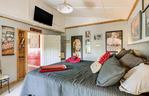 College Station Getaway with Hot Tub and Courtyard! - Photo 20