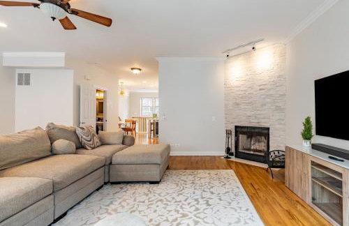 Windy City Getaway - 3BR 2BA Chicago Townhouse home - Photo 9