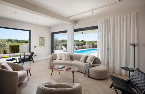 Brand NEW villa S58 with HEATED pool - Foto 1