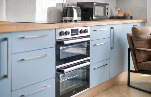 Stylish Flat I Sleeps 6 I With Parking - Photo 25