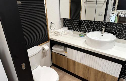 Stylish Modern Tiny House on Wheels with Stunning Mountain Views Near Lone Pine, California - Foto 3