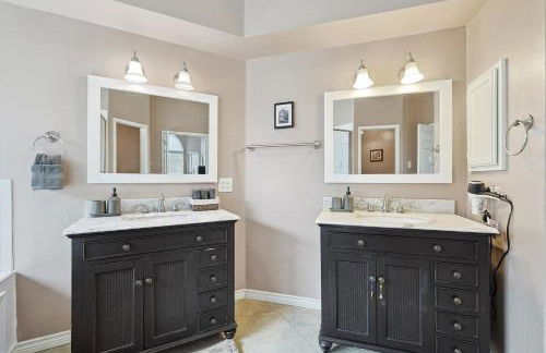 DFW Getaway - 4 Bedrooms Pool Oasis Media Room - Photo 22