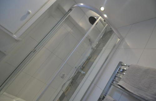 Charming 1 bed riverside apartment - Photo 13