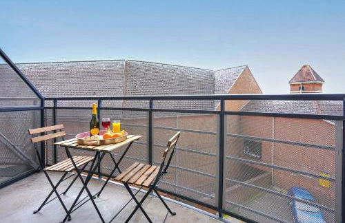 City Centre Apartment with Free Parking, Balcony, Super-Fast Wifi and Smart TV with Netflix by Yoko Property - Photo 20