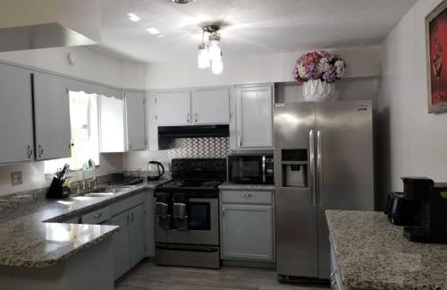 Endless Summer Oasis with a Pool - Foto 9