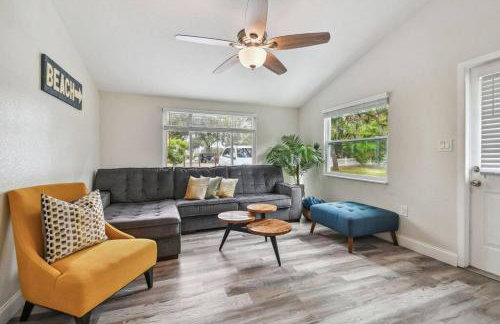 Family Friendly Beach Escape - Modern Retreat near Beaches - Sleeps 6 - Fast WiFi - Foto 34