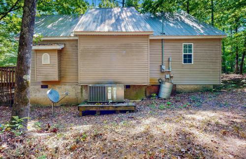 1 Mi to Pickwick Lake! Tranquil Wooded Cabin - Foto 24