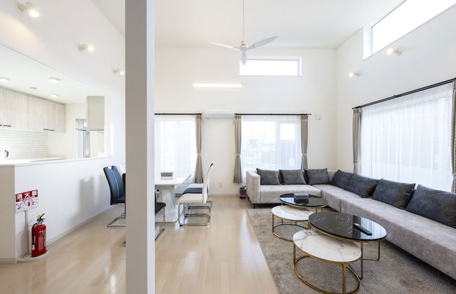 THE LUNA LOUNGE - Photo 60