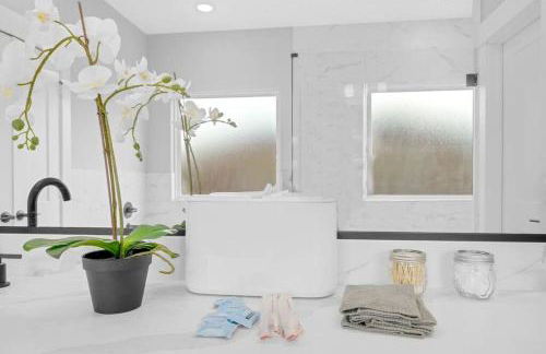 Gray Lux Hse 3BR 3 and half Ba MedCenter DownTWN HotTub - Photo 62