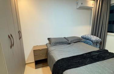 Ap próx ao shopping com garagem, piscina e ar - Foto 29