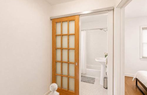 Beautiful 3BR 2BA Colonial House by CozySuites - Foto 15