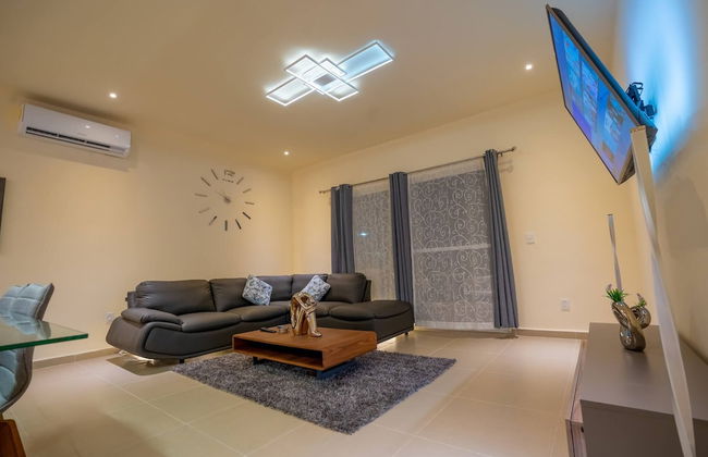 Luxury Apartment With Poll - Photo 14