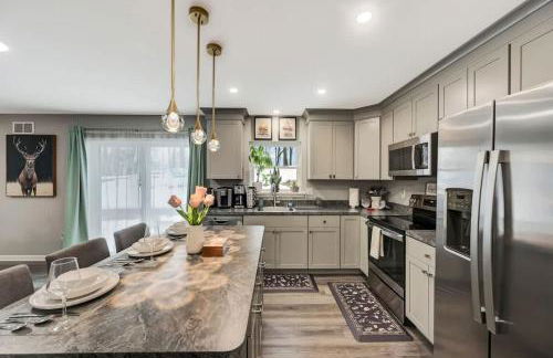 Modern 5BR, Kid-Friendly Home In Poconos with Pool Table - Foto 35