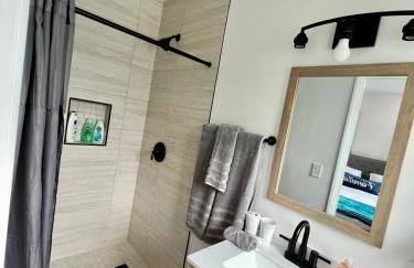 Cozy 3BR Home With Pool, Yard, Garage, and 80 inch TV! - Foto 30