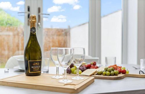 Beautiful House - Sleeps up to 7 - Free Parking, Fast Wifi and Smart TV by Yoko Property - Foto 9