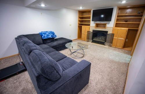 Work & Relax, 3BR Home with Office, Close to Downtown & Prairie Trail, Parking - Foto 17