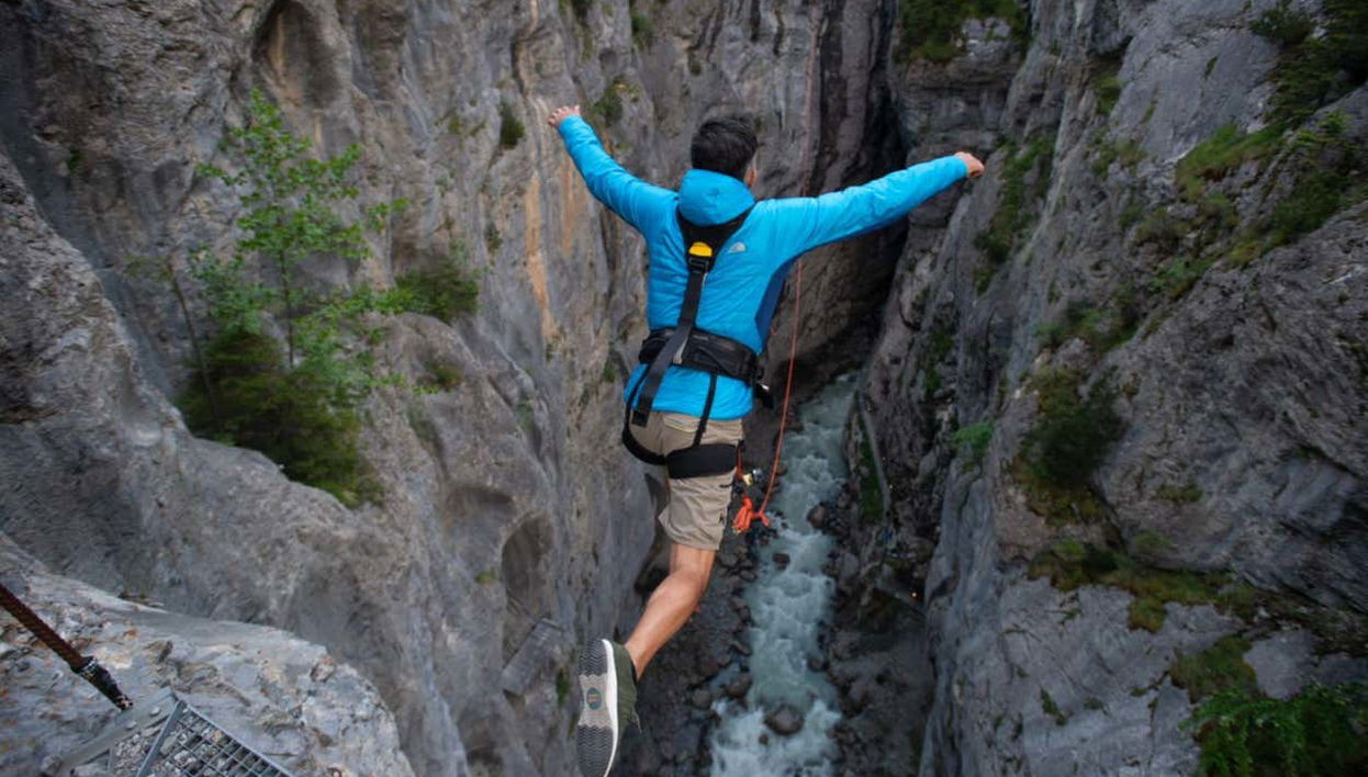 Sauter dans le vide au Canyon Glacier de Grindelwald