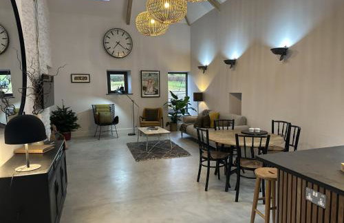 Beudy at Pentrecelyn - a gorgeous barn conversion with hot tub - Foto 15