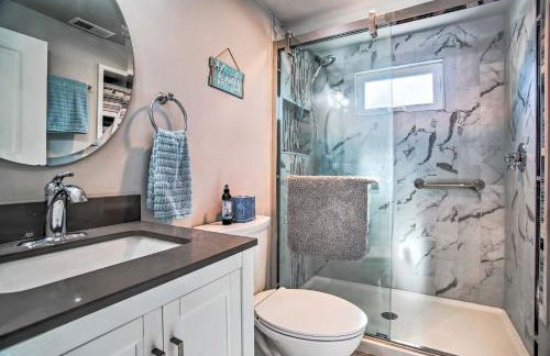 Walk to Shore Updated Buzzards Bay Cottage! - Foto 13