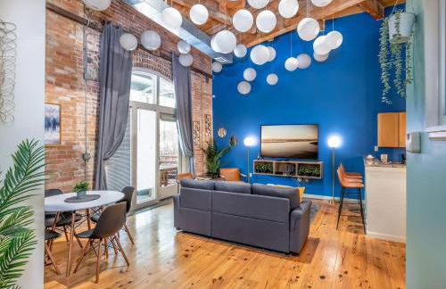 100 Year-Old Historic Brick 2BR Loft & Large Patio & Hammocks & High Ceiling - Foto 95