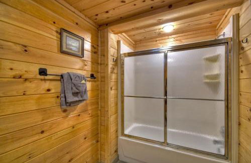 K6 Lodge Gather around the firepit soak in the hot tub and splash in the creek - Foto 36