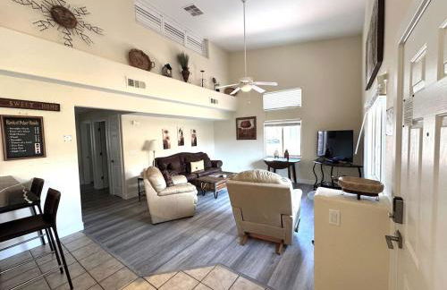 Bright and Spacious 2 Story Condo - Foto 2