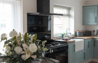 Large 4 Bed Home - Fast Wifi, Smart TV's & Free Parking - Near A66 - Foto 18