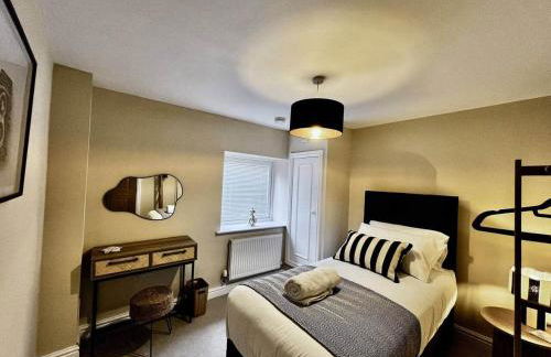 Elegant Hayfield Escape - Heart of Peak District - Photo 30