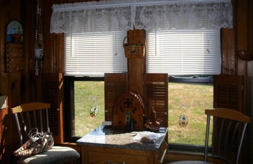 Rustic Lakefront Cottage Rental for Four on Randall Lake, Michigan - Foto 7