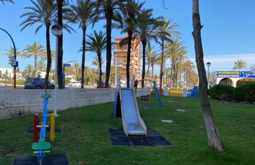 La Manga km 0, pisos estudios - planta baja - 100m de la playa - studio flats - ground floor - 100m from the beach, cada con bicis & tabla SUP, piscina & pádel & tenis & más - each with bikes & SUP board, pool & paddle & tennis & more - Foto 64