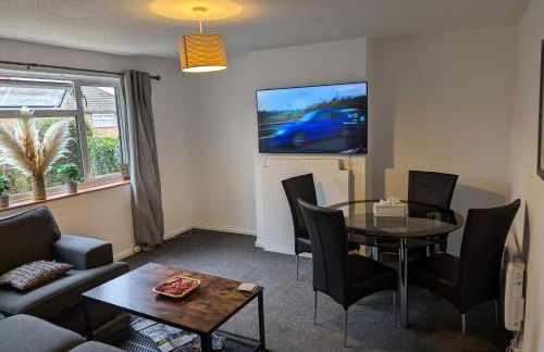 Lovely 2 bedroom apartment with a garden - Photo 1