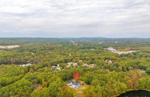 Maine Pondfront Home Sleeps 22 - Pool & Hot Tub - Photo 73