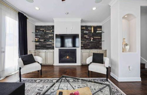 Resort vibe with Pool and Hot tub Downtown skyline views - Photo 23