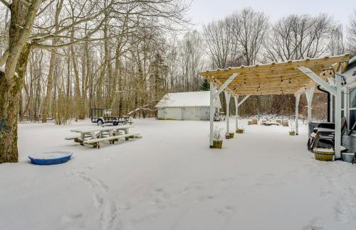 Woodsy & Charming! Applegate Cabin w/ Large Yard - Photo 22