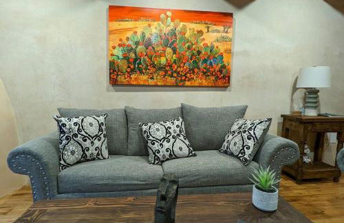 Enchanted Casita with Private Outdoor Hot Tub and Patio, Near Santa Fe Plaza, Sleeps 4 with free parking - Foto 7