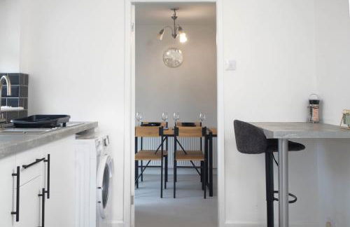 Big 4-Bed House in Haydock Ideal for Work Crews - Foto 7