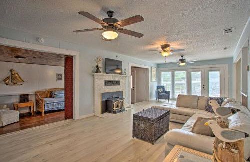 Possum Kingdom Lakefront Home with Patio and Dock! - Foto 1