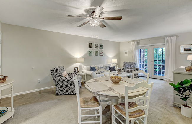 Secluded Condo with Peaceful Wooded Views and Easy Access to the Beach by RedAwning - Foto 26